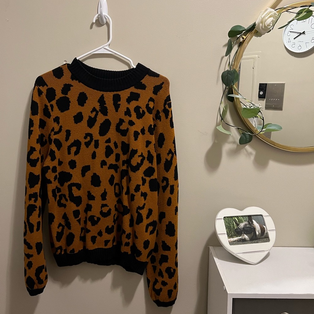 Never worn, thick cheetah print sweater